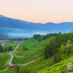 山间晨景