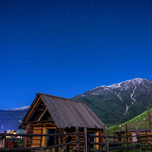 山间木屋夜景