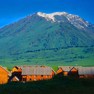 山间木屋与葱郁山峦美景