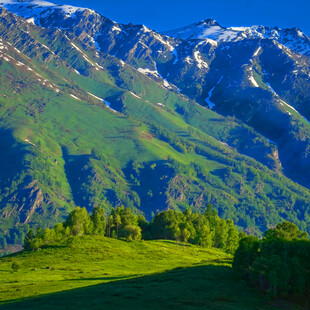 青山翠谷间的壮美山景