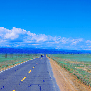 宽阔公路伸向远方