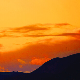 壮丽夕阳下的山峦景色