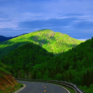 山间蜿蜒公路
