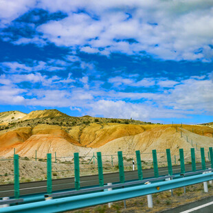 公路边多彩山峦与蓝天
