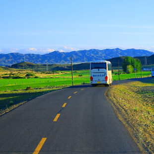 公路上行驶的长途客车