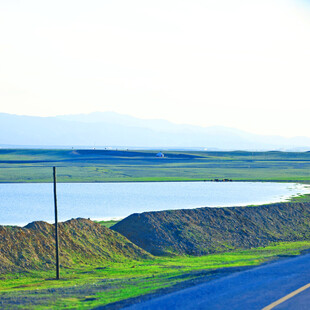 公路旁的开阔水域风景