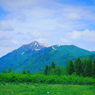 青山绿野间的秀丽山景