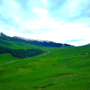 广袤绿野中的山间美景
