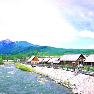河畔木屋旁的秀丽山水景