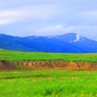 草原远山美景