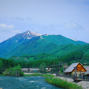 山间河畔小屋