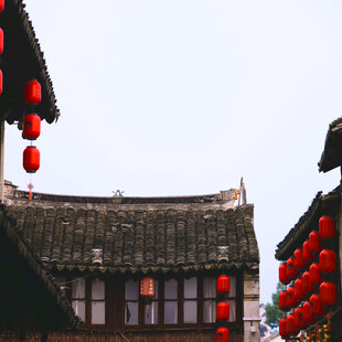 古宅挂红灯笼的中式景致