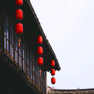 古楼红灯笼点缀中式风情