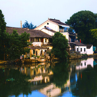 江南水乡湖畔民居美景