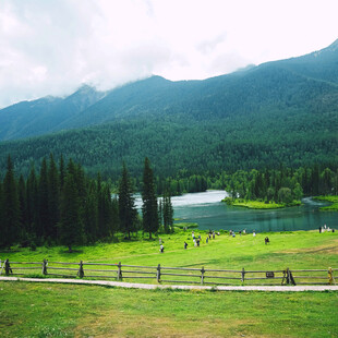 山间湖畔美景