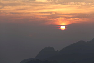 夕阳下的黄山美景