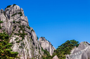 黄山奇峰伴蓝天绿树
