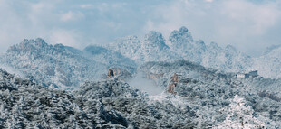 雪覆黄山壮丽景致