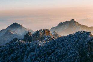 雪覆黄山的壮丽日出