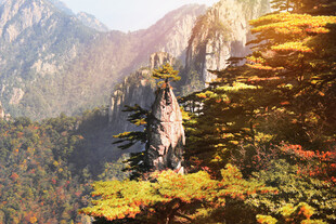 秋日峻岭奇峰壮丽景观