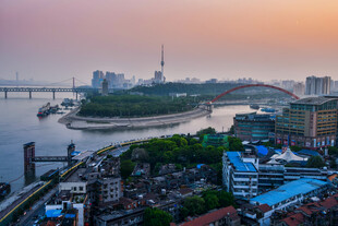 城市河畔黄昏美景