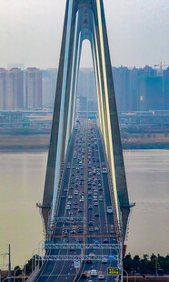 壮观大桥横跨江面
