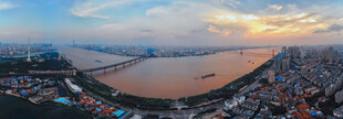 城市江畔壮丽黄昏景观