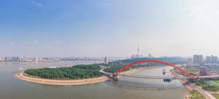 城市河畔桥梁美丽风光