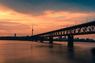 夕阳下的跨江大桥美景