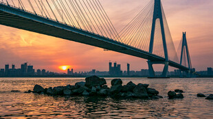 夕阳下的壮丽跨海大桥