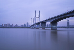 城市跨江大桥静谧美景
