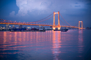 夜幕下的跨海大桥美景