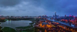 城市河畔夜景璀璨风光