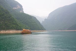 江上游船穿梭于青山间