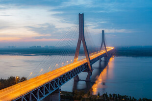 黄昏下的跨海大桥美景
