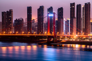 城市夜景中的璀璨高楼