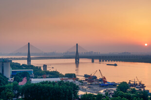 夕阳下的城市桥梁美景