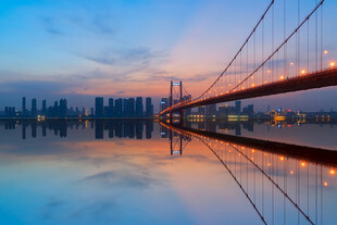 城市桥梁夜景美丽倒影