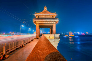 夜晚河畔古亭美景