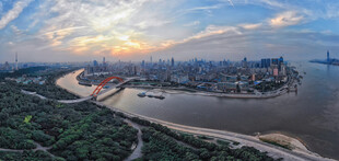 城市江畔壮丽日落景观