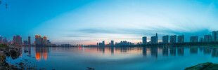 城市河畔黄昏美丽景致