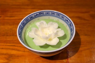 抹茶碗中绽放白玉花朵