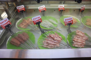 超市冷藏柜中的新鲜肉片