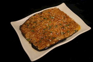 美味烤制肉酱茄子