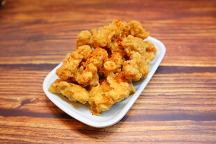 美味炸鸡块摆于白色盘上