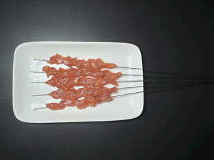 白色盘上的美味羊肉串