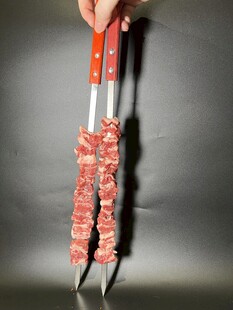 手持美味羊肉串