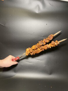 手持美味烤肉串