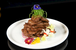 精致摆盘的创意牛肉料理