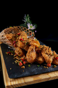 香酥美味炸虾摆于石板上
